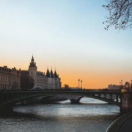 Welcome To Your Cocoon 5 Minutes From Paris Apartment *